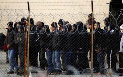 Flüchtlinge hinter Stacheldraht