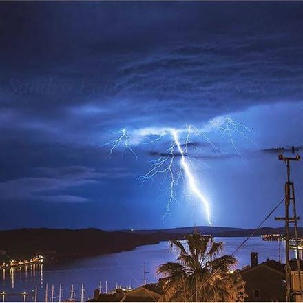 Blitze über der kroatischen Küste