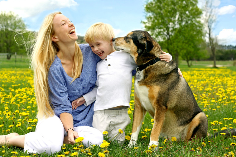 Mutter mit Kind und Hund
