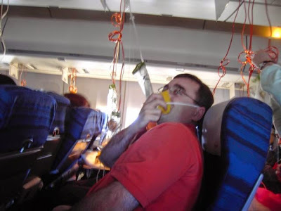 sauerstoffmaske passagier notfall flugzeug reisen