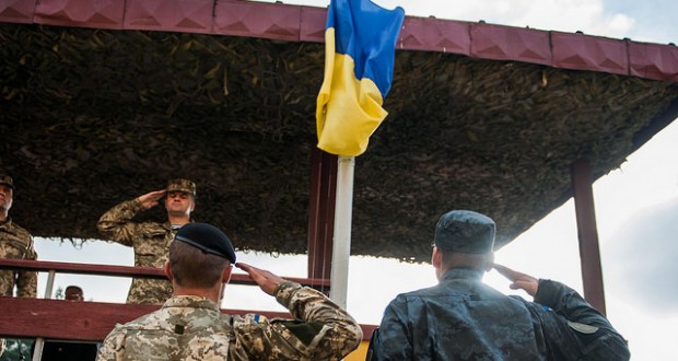 Soldat ukrainische Armee,ukrainische Nationalgarde, salutieren