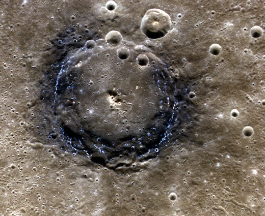 An einigen Stellen, wie hier am Poe-Krater, gibt es auf dem Merkur besonders dunkle Bereiche.