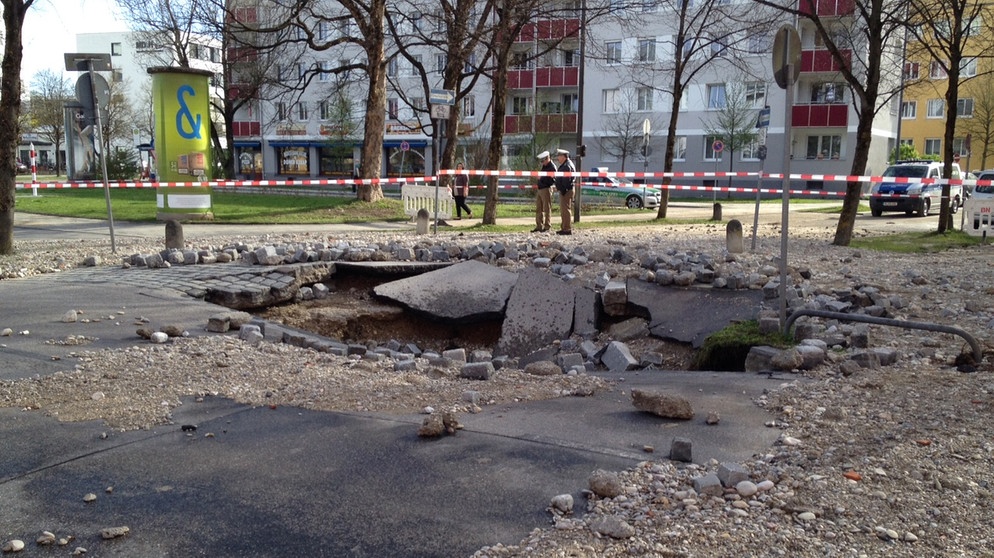 München Wasserrohrbruch sorgt für Verkehrschaos 