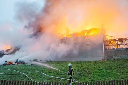 In Oelsen geriet eine Scheune nach einem Blitzeinschlag in Brand. April 2015