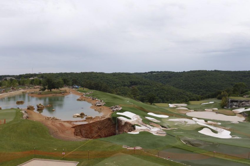  Missouri: Riesen-Erdloch auf Golfplatz Mai 2015