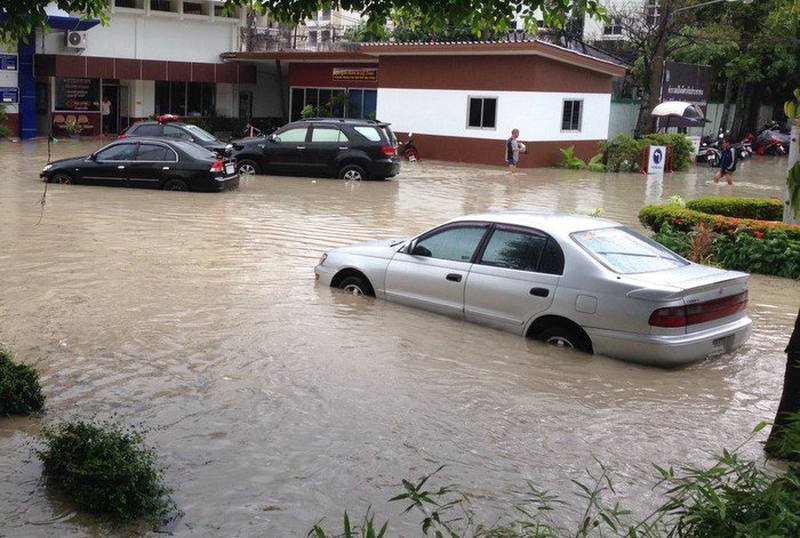 Sturzflut setzt die Polizeistation auf Phuket unter Wasser Mai 2015