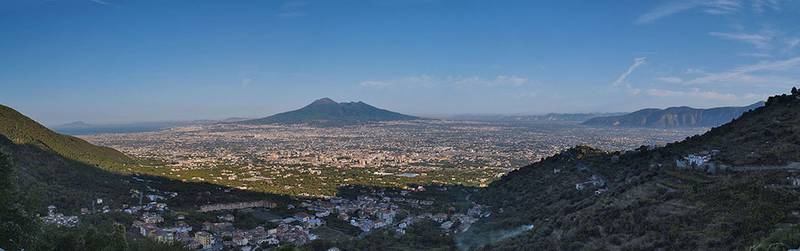 Panorama auf die Sarnoebene, im Zentrum liegt der Vulkankomplex des Vesuv