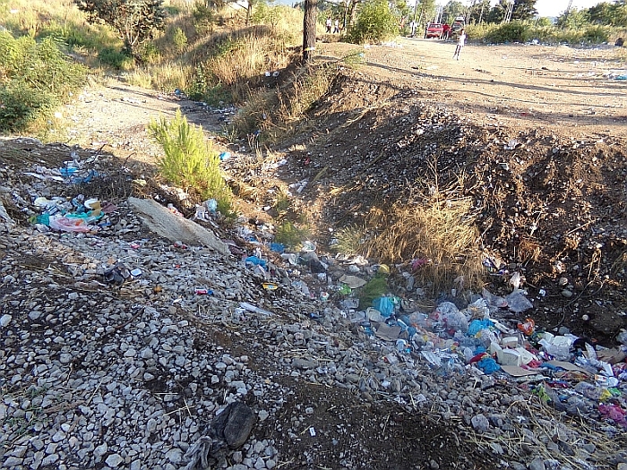 Flüchtlinge hinterlassen Müll (Griechenland)