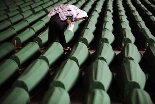 Eine bosnische Frau trauert um die Opfer des Massakers von Srebrenica. 