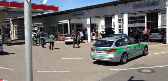 An einer Tankstelle in Bad Windsheim hat die Polizei einen Mann verhaftet, der für den Amoklauf mit zwei Toten im Landkreis Ansbach verantwortlich sein soll.