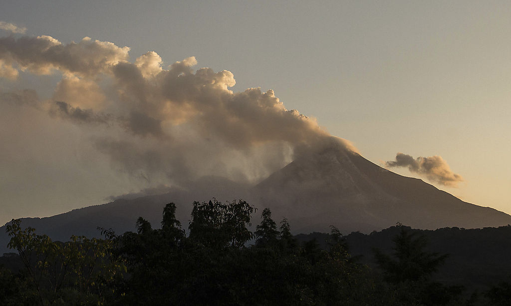 Vulkan Colima spuckt Lava und Asche