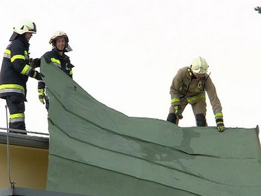 Das beschädigte Dach des Klagenfurter Schlachthofes Donnerstagnachmittag