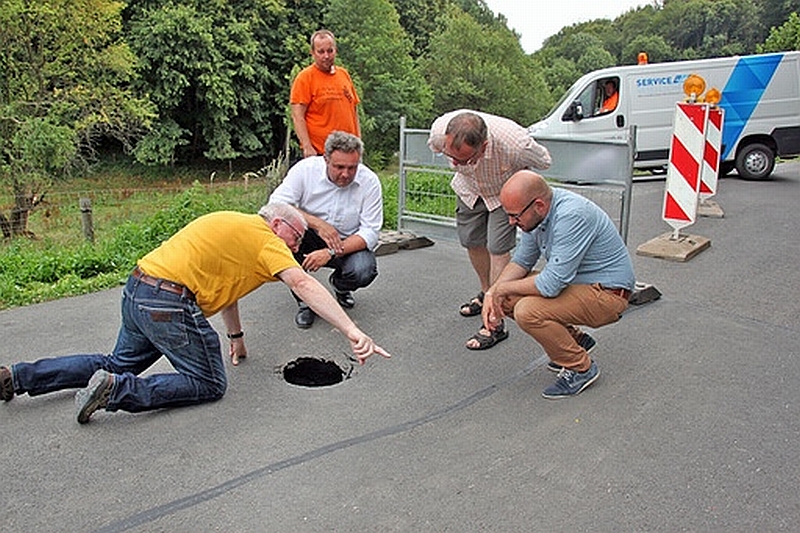 Erdfall reißt kleines Loch in Straße bei Rüdigsdorf August 2015