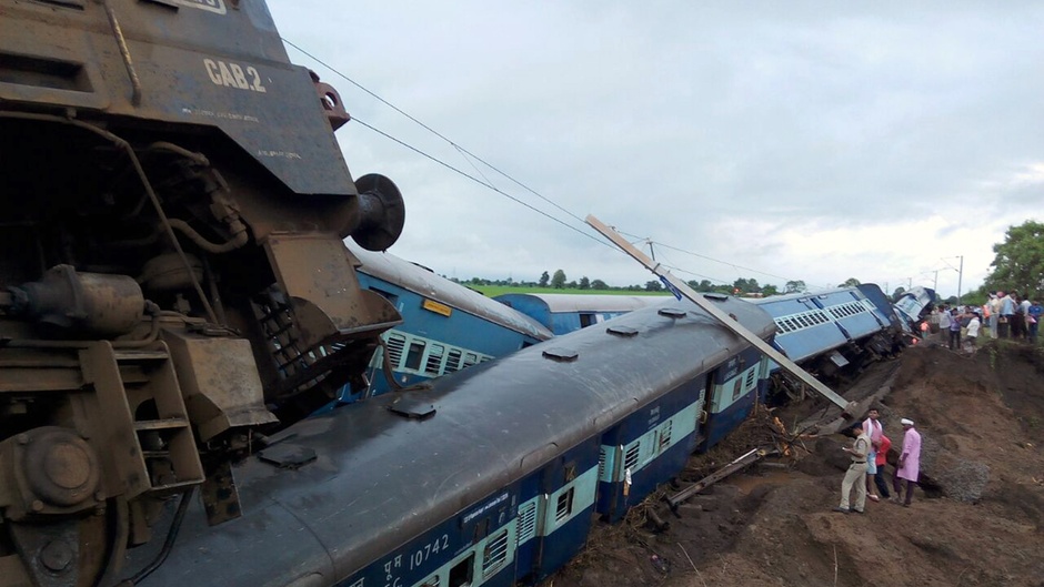 Zentralindien 2 Züge entgleist August 2015