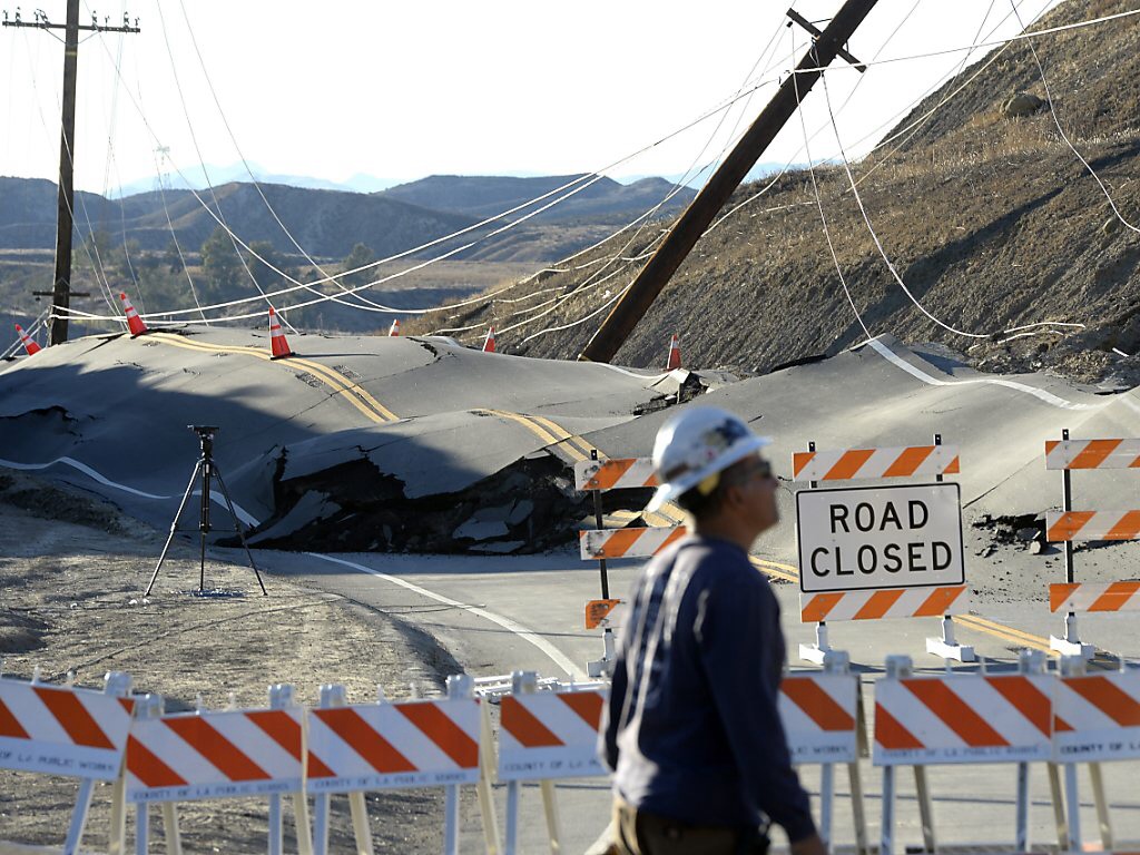 Erdrutsch wurde die Vasquez Canyon Road in Kalifornien zusammengefaltet
