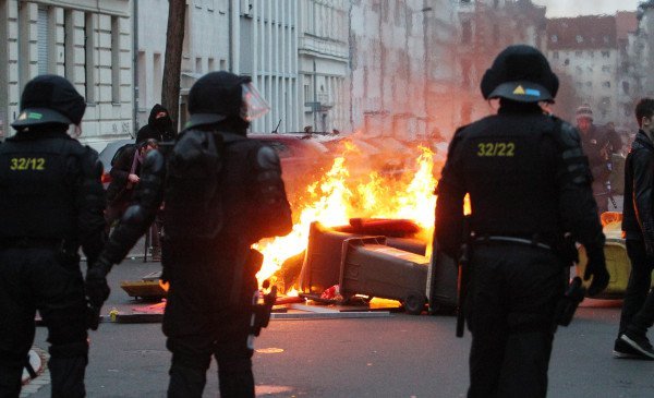 Polizisten vor brennender Barrikade Leipzig