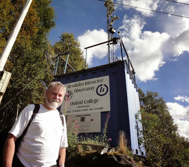 Prof. Erling Strand vor Blue Box von Hessdalen-Observatorium
