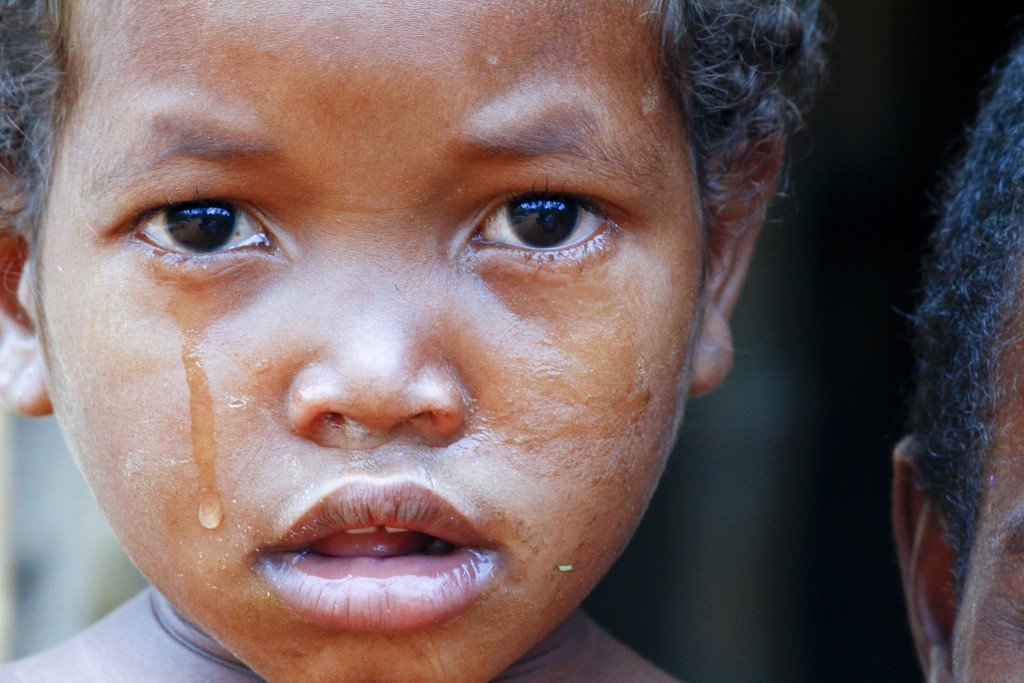 afrikanisches kind, weinendes kind, kinderarmut