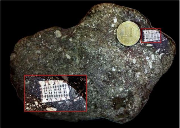 Artefakt Stein mit Mikrochip Russland