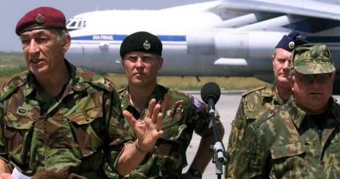 General Sir Mike Jackson, damals Kommandeur der NATO-KFOR-Truppen im Kosovo