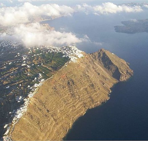 Luftaufnahme des inneren Kraterrandes von Santorini