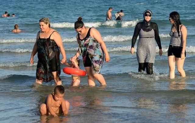 Frauen mit Burkini Badeanzug