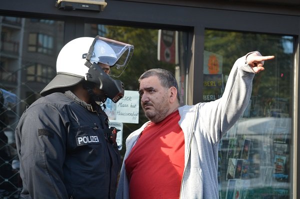 Demonstrant mit Polizist