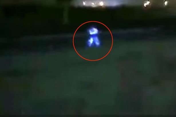 Anthony Choy behauptet, dass er in Peru eine seltsame blaue humanoide Kreatur über eine Straße verfolgt hat