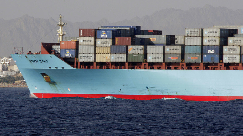 Frachtschiff mit Ladung Containern,TTIP Freihandel