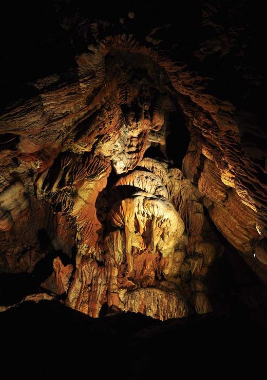 Bab Mafraque Höhle im Mittleren Atlas, Marokko: Flowstones und Stalaktiten.