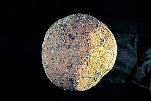 Spuren auf diesem Stein deuten darauf hin, dass er zum Zertrümmern von Mastodonknochen verwendet wurde.