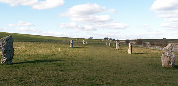 Blick auf die prähistorische Steinallee von West Kennet bei Avebury. Ganz in der Nähe liegen die Reste der beiden hölzernen Kreisanlagen.