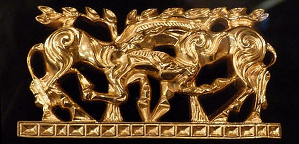 Goldene Tierfiguren, hier zwei kämpfende Pferde, sind typisch für die Kunst der Skythen.