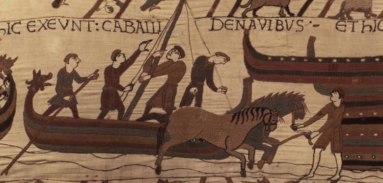 Wilhelm landete am 18. September (jul. Kalender) 1066 in Südengland, dargestellt auf dem Teppich von Bayeux, der einige Jahre nach der Schlacht entstand.
