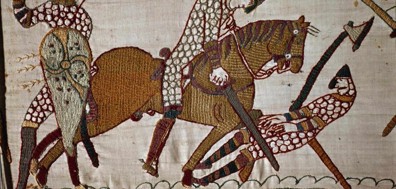 Teppich von Bayeux: … bei einem Kavallerie-Angriff am Abend wird Harald schließlich tödlich verwundet ...