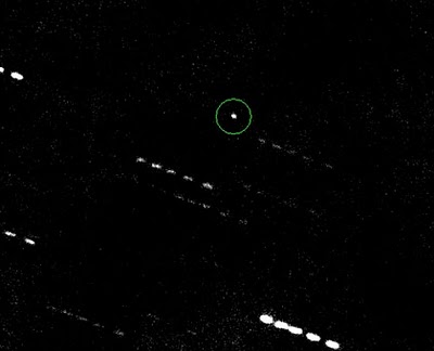 Der Asteroid Apophis (Kreis) in einer Kompositaufnahme aus fünf Bildern vom 31. Januar 2011