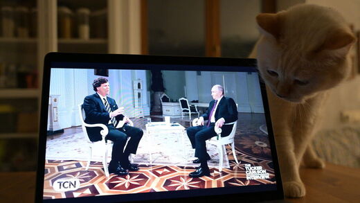 Putin-Carlson - Interview auf Laptop
