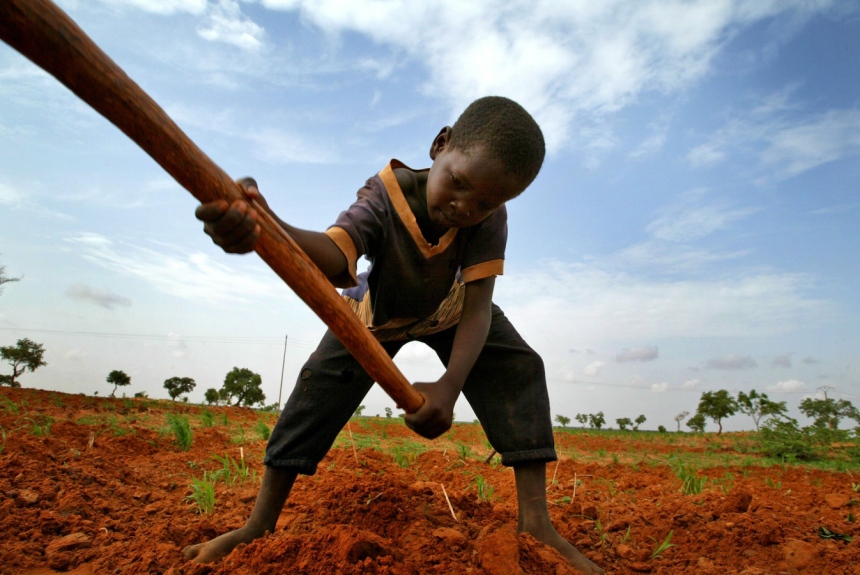 Afrikanisches Kind bei Feldarbeit