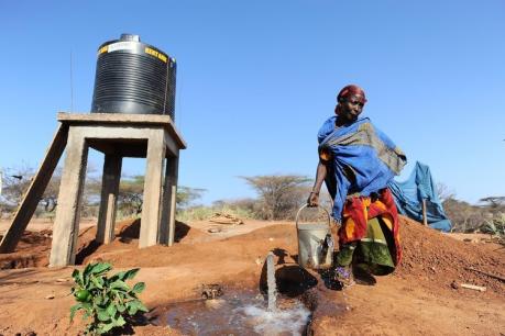 Frau holt Wasser in Kenia