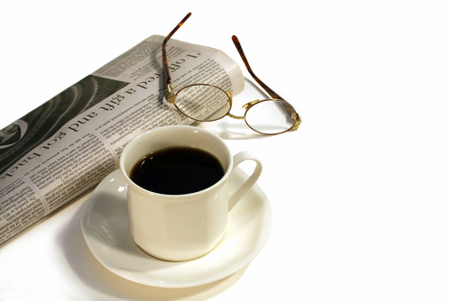 Zeitung und Kaffeetrinken