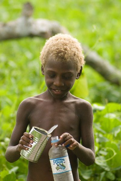 Blonder Junge in Vanuatu, einem Inselstaat im Südpazifik.