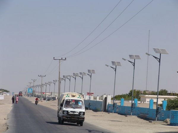 Straßenlaternen mit Solarplatten in Pakistan