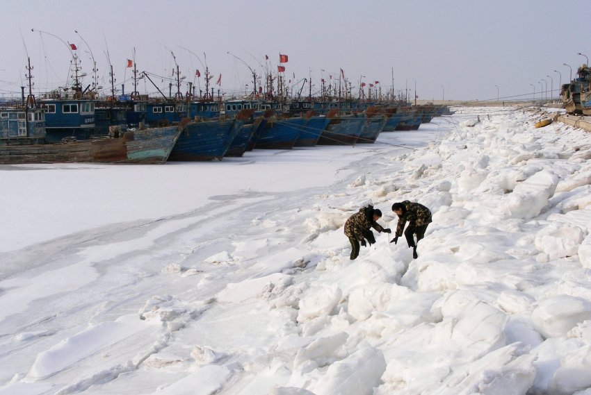 winter, eiszeit, festgefrorene schiffe, china
