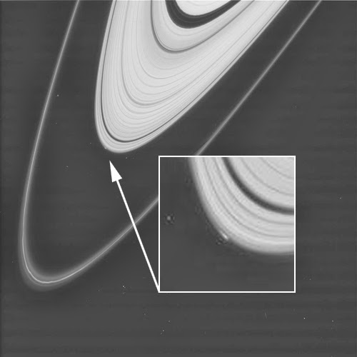 Unbekanntes Objekt am Saturn