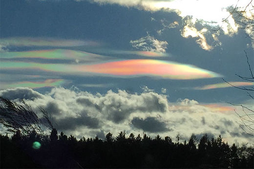 Bunt leuchtende Föhnwolken über den Alpen