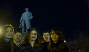 Mädchen aus Donetsk vor Lenins Statue