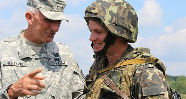 US-General mit einem ukrainischen Soldaten