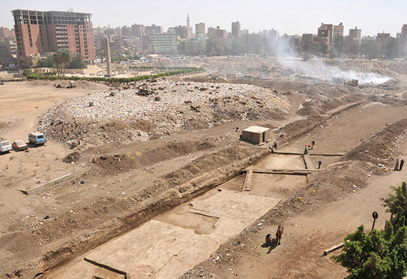  Grabung zwischen Müllbergen und Wohnhäusern in der Millionenmetropole Kairo.