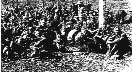 Gefangene nach der Ankunft in den Rheinwiesen