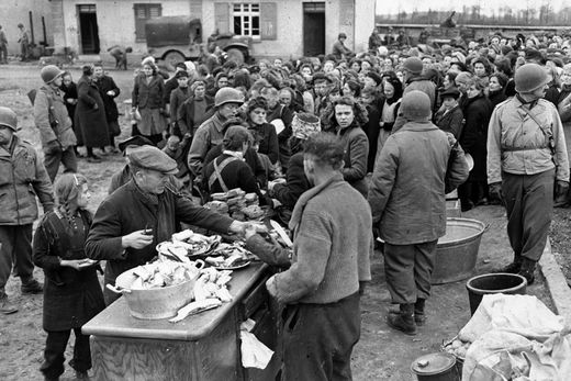 Lebensmittelverteilung Ende 2. Weltkrieg